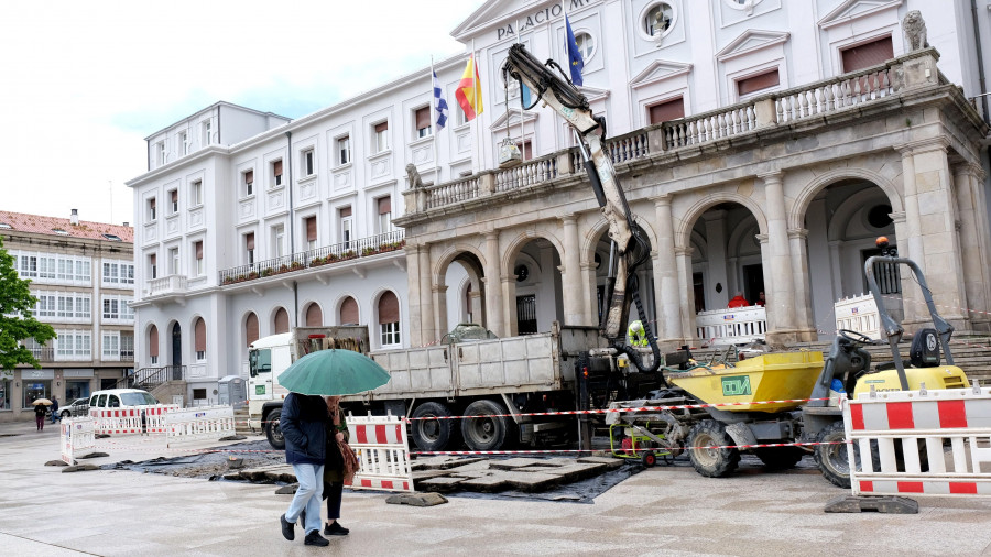 El gobierno invierte 48.000 euros en arreglar la escalinata del consistorio