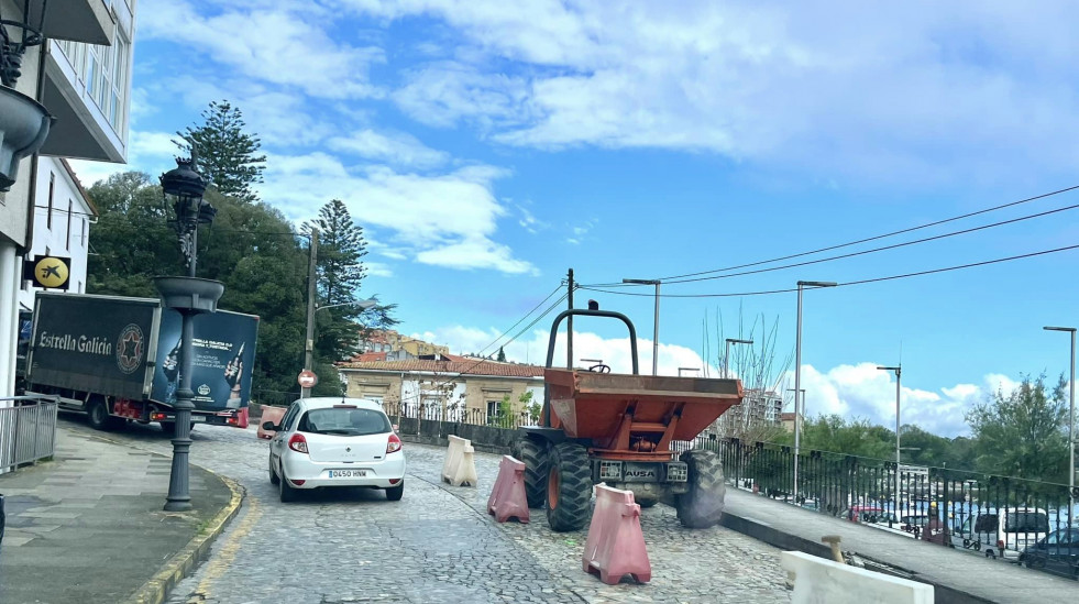 Pontedeume inicia las obras para eliminar los baches de la avenida Lombardero