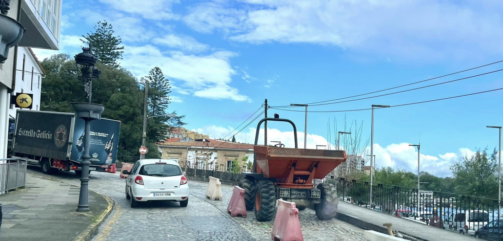 Pontedeume inicia las obras para eliminar los baches de la avenida Lombardero
