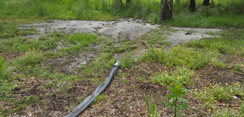Preocupación vecinal por el vertido de aguas del alcantarillado al pinar de A Magdalena, en Cabanas