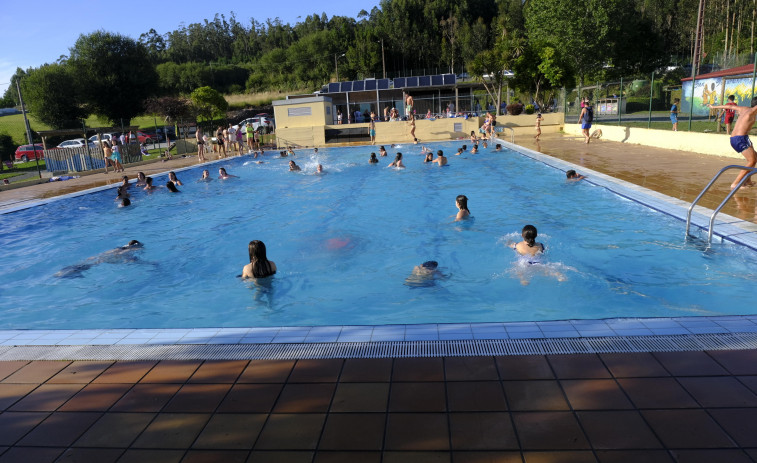 San Sadurniño saca a licitación la gestión y mantenimiento de la piscina municipal