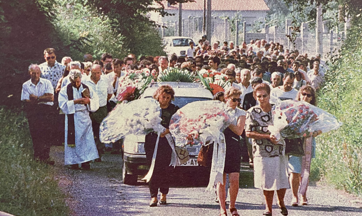 Entierro fallecidos en Bazu00e1n en 1996
