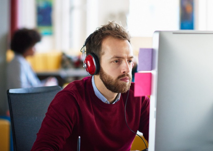 ¿Escuchar música en la oficina concentra o distrae?