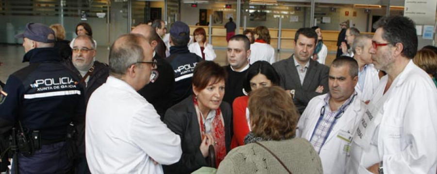 Un grupo de trabajadores boicotea la visita de la conselleira de Sanidade al Marcide