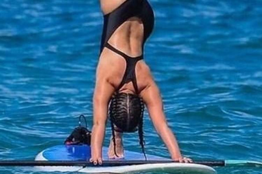 Lea Michele muestra su dominio del yoga sobre una tabla de paddlesurf