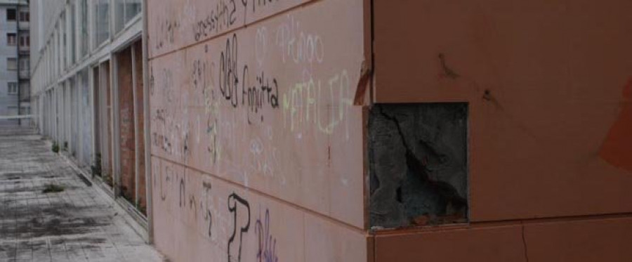 Vecinos del Ensanche dicen que peligran los muros del edificio de Porta Nova