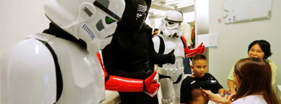 Los soldados de Star Wars, solidarios en los hospitales