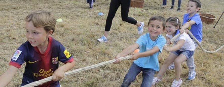 Numeroso público en la recreación de las Lendas de Pena Molexa, en O Val