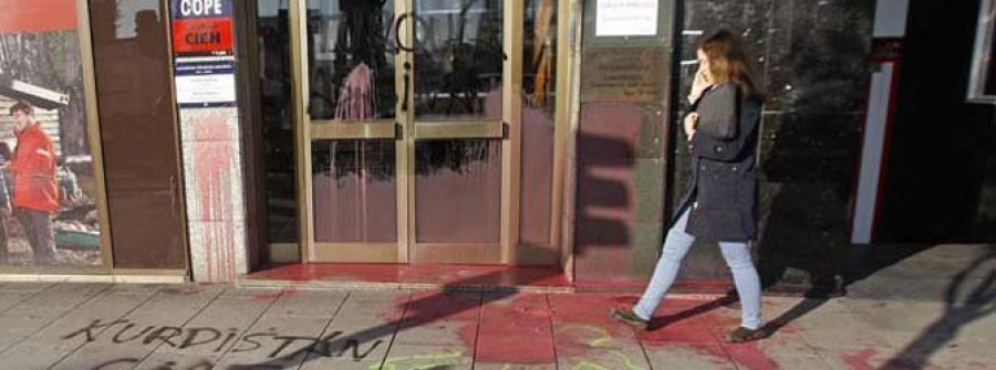Simpatizantes del pueblo kurdo usan pintura para atacar el consulado turco