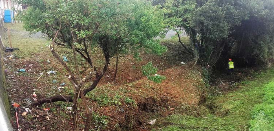 La limpieza del cauce fluvial del río Atios descubre un antiguo lavadero y una fuente