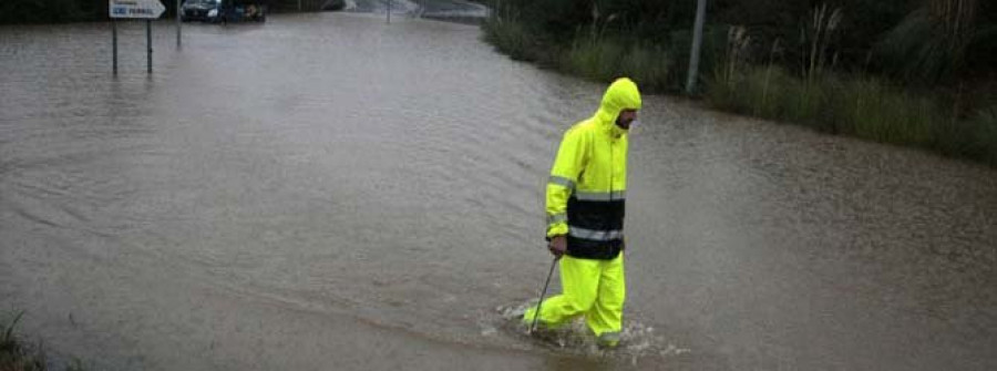 NARÓN-El Ayuntamiento pone a punto alcantarillas y sumideros de cara a la temporada de lluvias