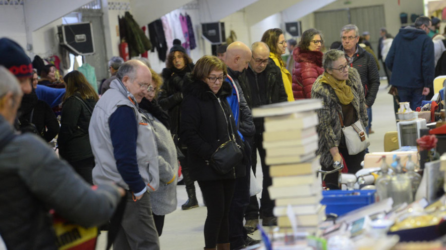 La lluvia anima las compras y visitas al Mercado de Segunda Man del recinto de O Trece