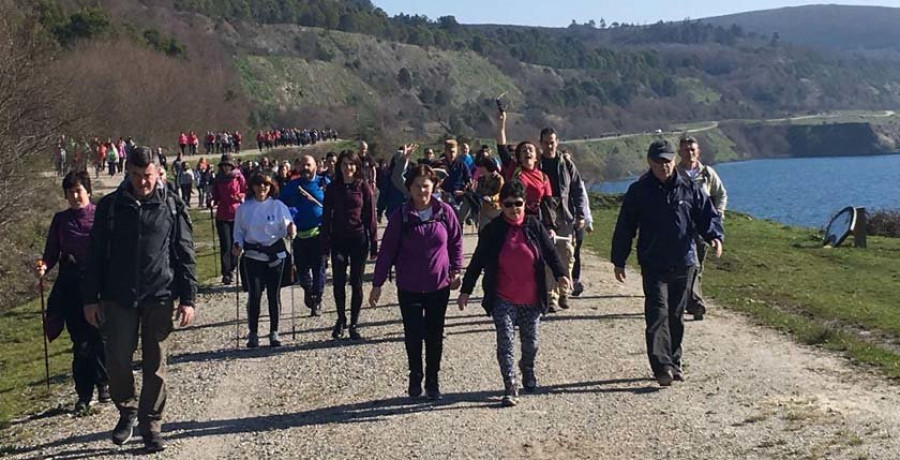 Unas 300 personas participaron en “Ponte en ruta con nós” en una caminata por As Pontes