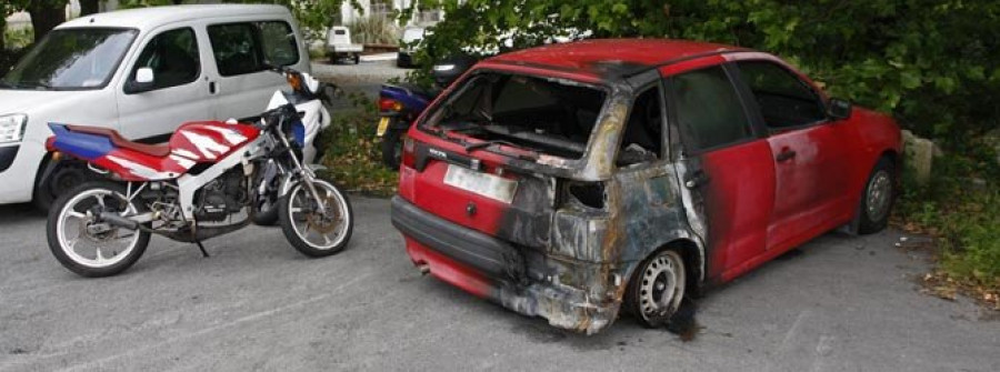 Detienen a tres jóvenes por quemar un coche y grabar el incendio con un móvil
