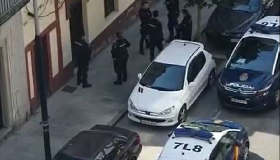 La Policía interviene un mesón en Ferrol que servía a su clientes en una terraza interior