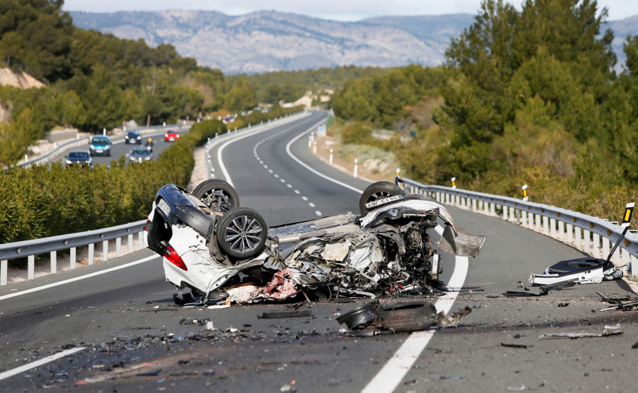 Un coche en sentido contrario causa una colisión con dos muertos en Alicante