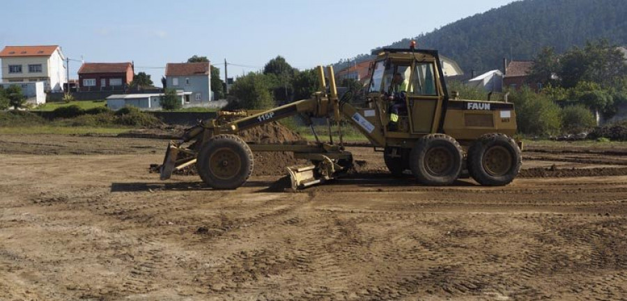 El Concello inicia las obras en el aparcamiento provisional de Xuvia