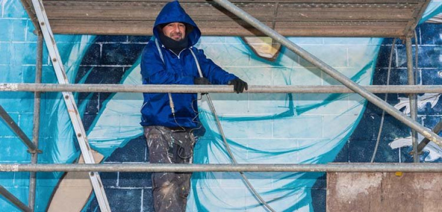 Confeccionan un mural de 
180 metros cuadrados para las bancadas del campo de fútbol