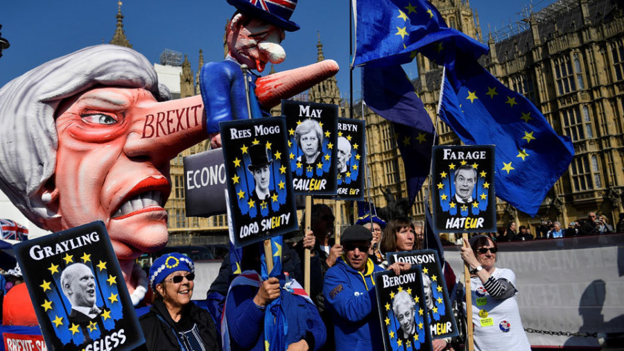 May defiende pactar el Brexit con la oposición pese a las críticas internas