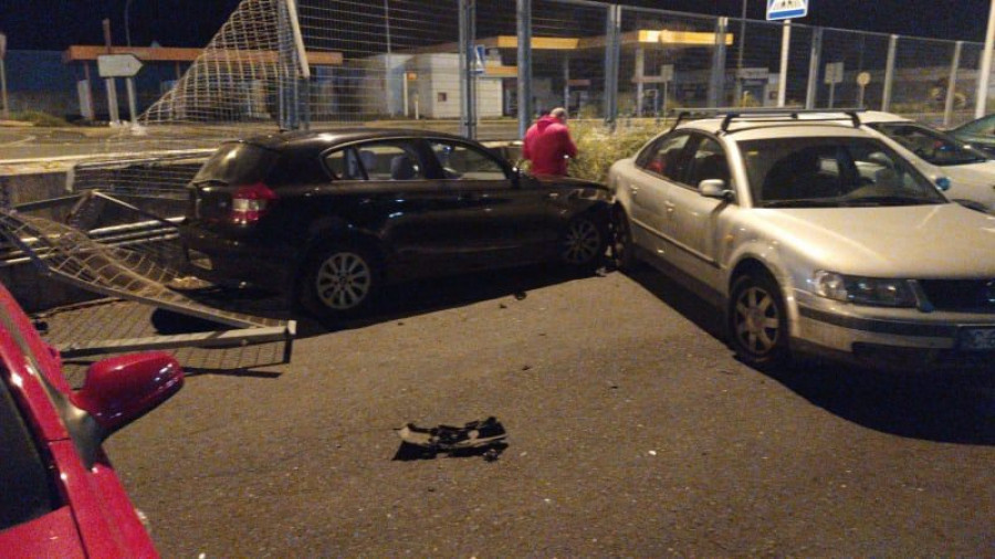 Un conductor se empotra con su coche contra el cierre de una empresa del polígono de As Lagoas