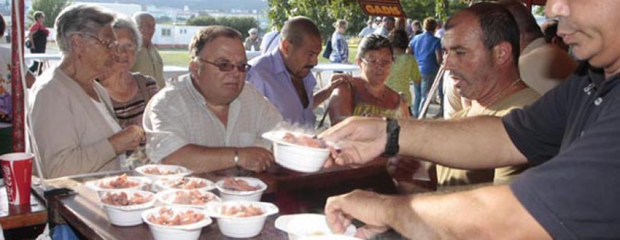 Reparten 120 kilos de choco en salsa en la fiesta gastronómica de Caranza