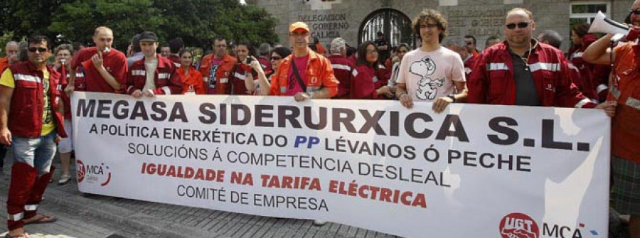 Más de 300 personas apoyan a los empleados de Megasa frente a la Delegación del Gobierno