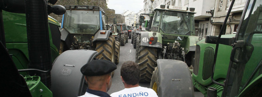 Los ganaderos fuerzan la visita  de Quintana a la protesta de Lugo