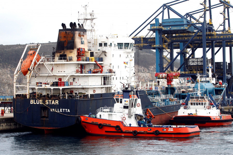 El "Blue Star" atraca en el puerto exterior de Ferrol tras ser reflotado