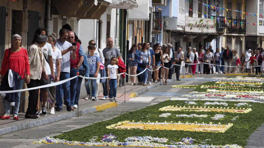 El Corpus en Ares, de flores cubierto