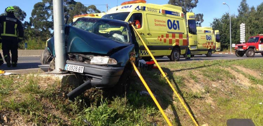 Heridas dos personas en San Sadurniño al salirse de la carretera con su vehículo