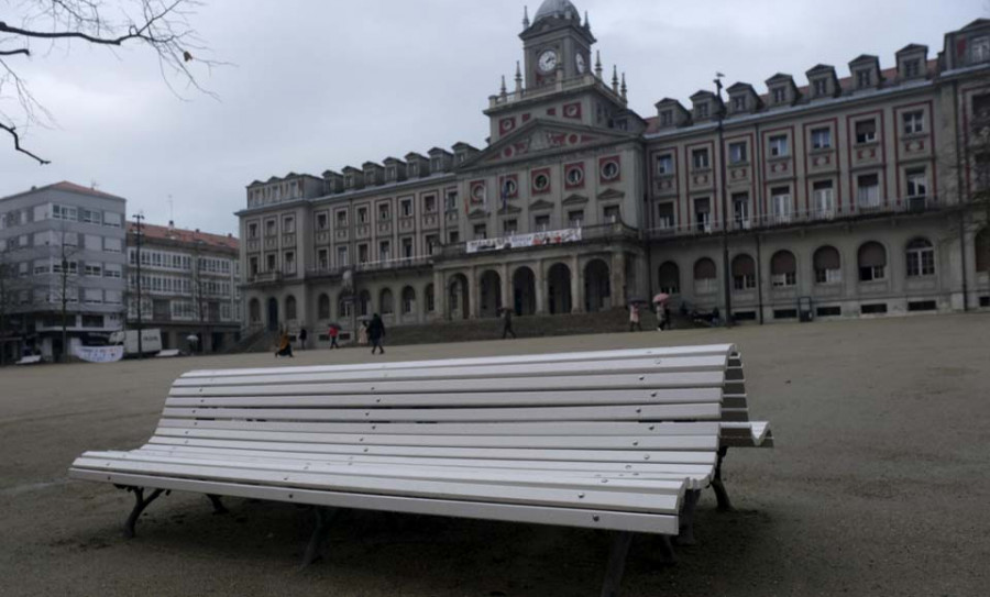 La plaza de Armas contará con seis bancos más, adaptados a la normativa