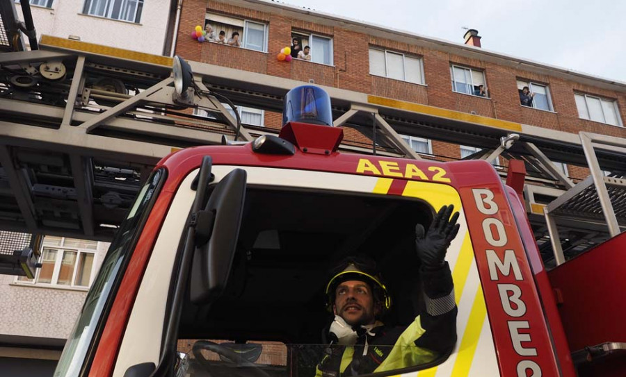 Las sirenas toman las calles de Narón en un desfile de Policía Local y bomberos