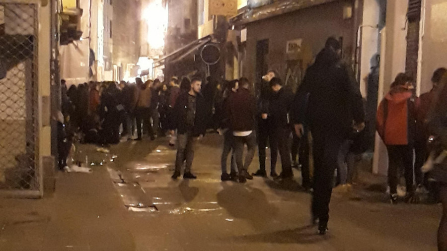 Los vecinos denuncian que la calle Vista acoge ahora el botellón de la ciudad