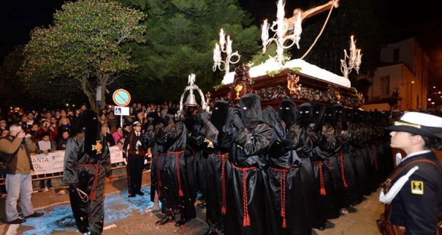 La Cofradía de Dolores protagonizó el único desfile del Lunes Santo