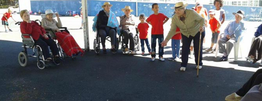 AS PONTES - Los mayores de la residencia La Magdalena compartieron juegos con los niños de los campamentos