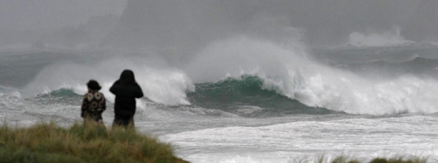 La costa de Ferrol recibe los últimos coletazos de la alerta roja del lunes
