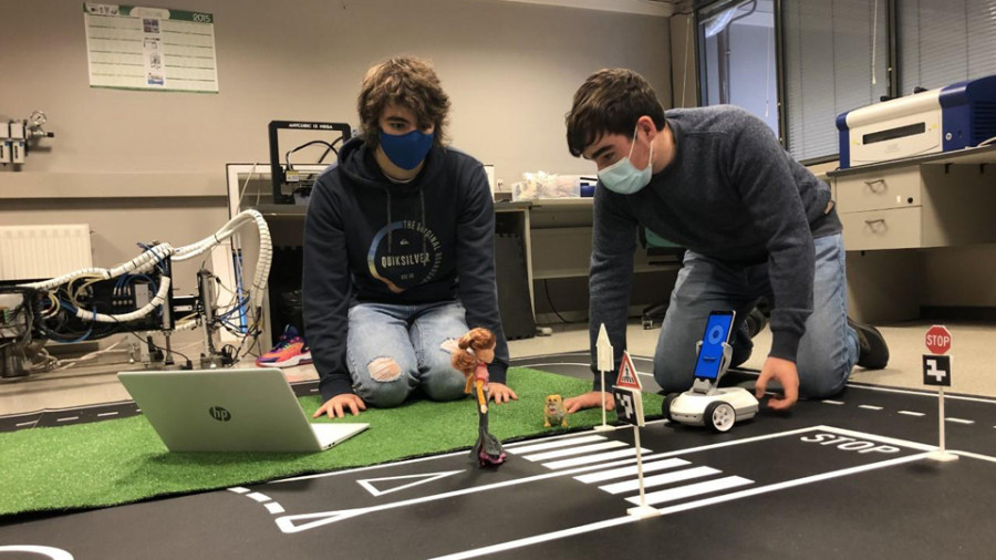 Un total de 19 jóvenes del bachillerato técnico realizan sus proyectos en el Campus de Ferrol