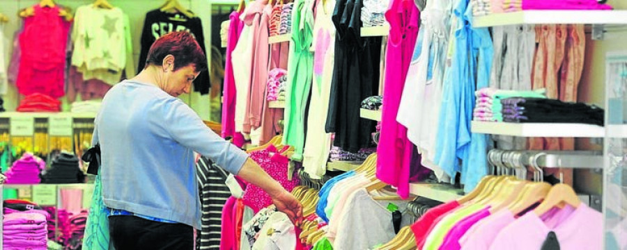 Las ventas durante la primera quincena de rebajas se estancan en el comercio local