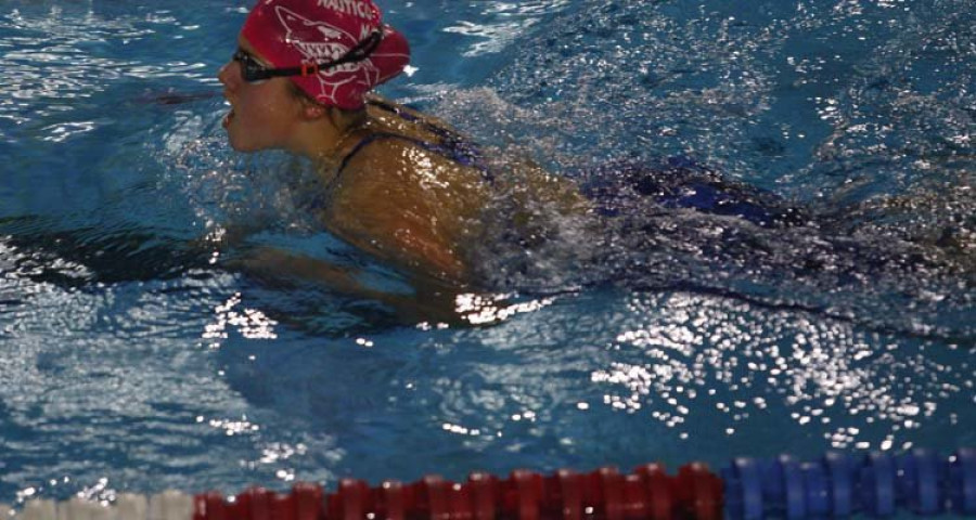 El Natación Ferrol se afianza en la cabeza