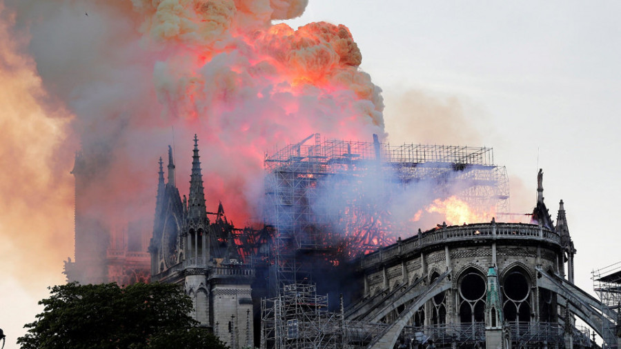 El incendio de Notre Dame conmociona al mundo