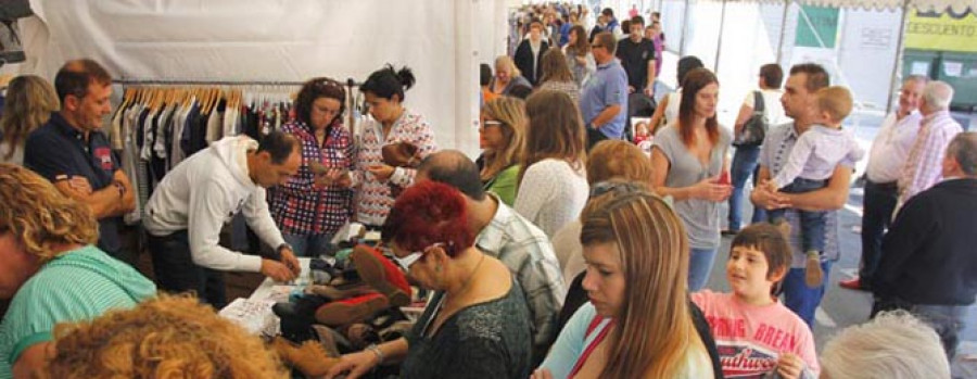 Gran afluencia de público en la quinta edición de Merca in Fene, celebrada ayer