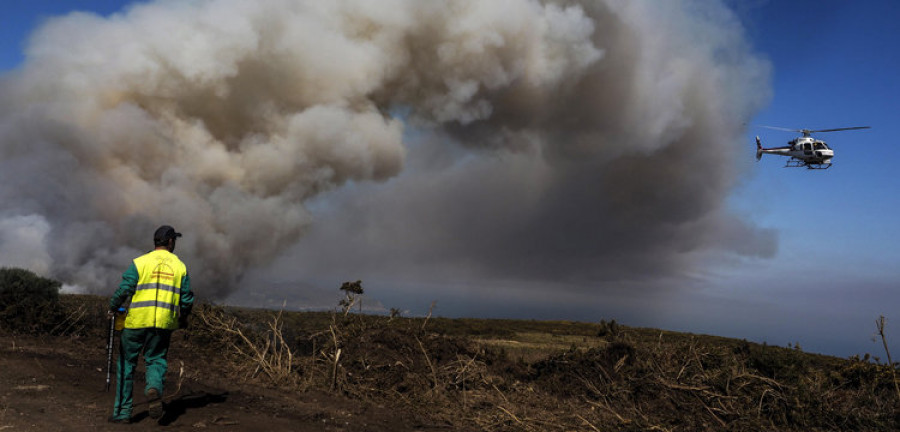 Logran controlar el incendio de O Val y Ponzos, que calcinó unas 450 hectáreas