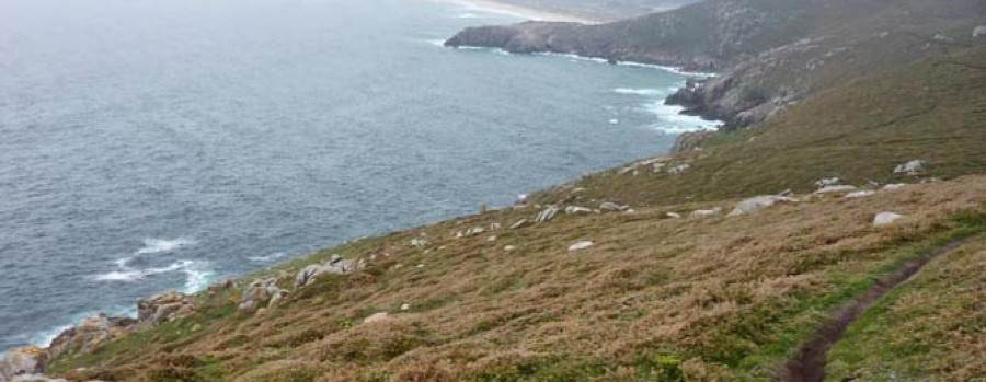 El Club Montaña ultima la señalización de la ruta de senderismo Costa Ártabra