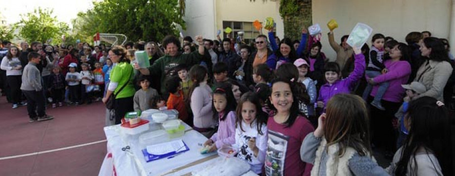 SAN SADURNIÑO - Unas 300 personas se reúnen en  el patio del CPI en una merienda contra el copago en los comedores