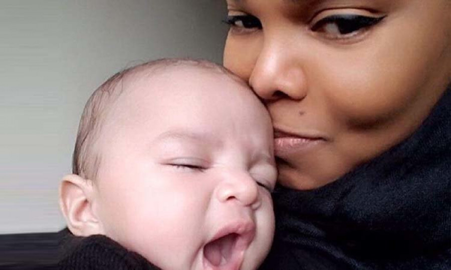 Janet Jackson y su bebé, entrañables en su primera foto