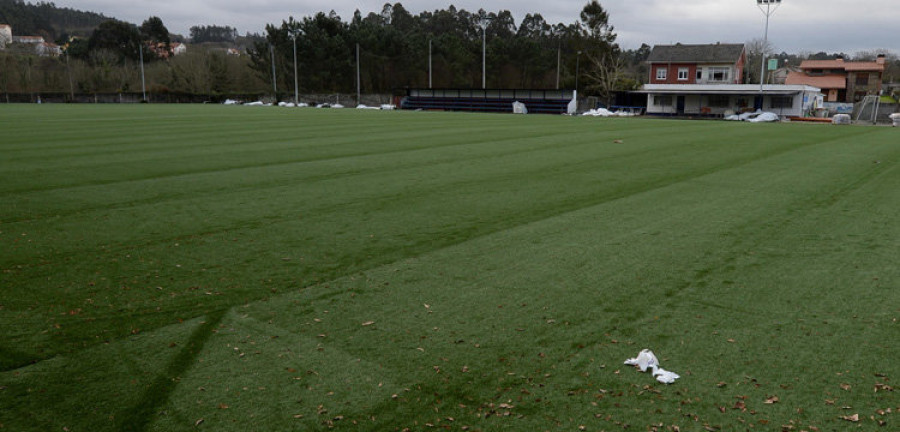 El campo de fútbol de O Pote ya luce nuevo manto verde de hierba artificial
