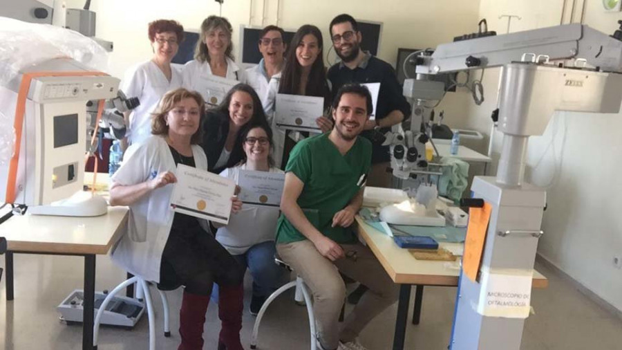 Profesionales del CHUF se forman en la colocación de lentes de anclaje