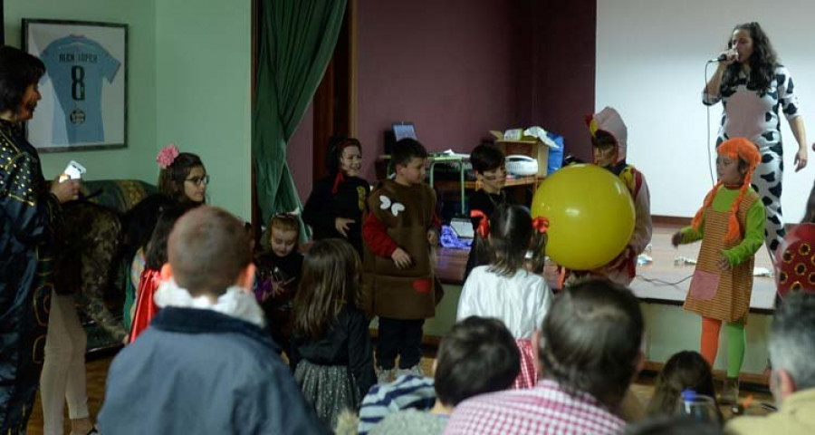 Ferrol celebra hoy el tradicional desfile de disfraces y repartirá 7.000 freixós en la plaza de Amboage