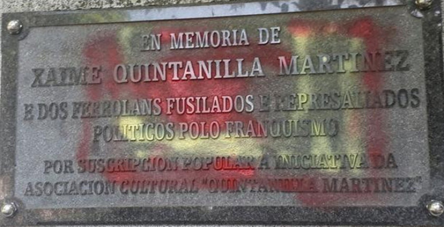 Aparecen pintadas con la bandera española en las placas de dos ilustres socialistas