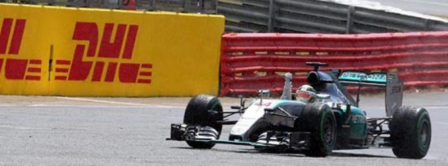 Hamilton gana por estrategia  y Alonso pesca su primer punto